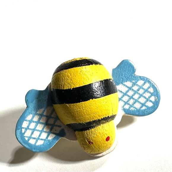 Adorable Wooden Honey Bee Scatter Pin Brooch Handcrafted & Hand Painted - Picture 3 of 4